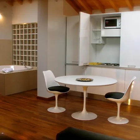 מלון דירות Parizzi & Restaurant 4*