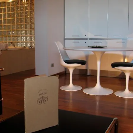 Ξενοδοχείο με διαμερίσματα Parizzi & Restaurant